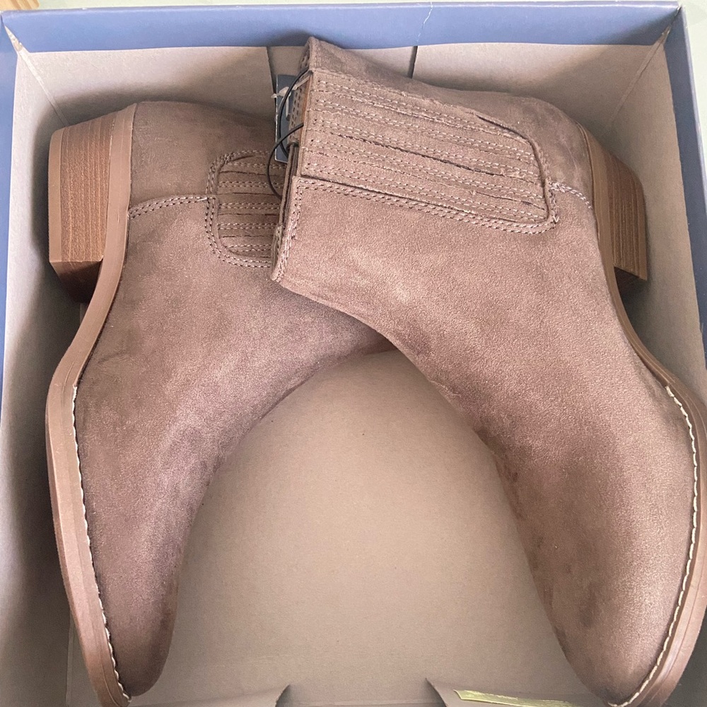 Women’s Alena Western Boots 
Universal Thread 
Dark Taupe size 7.5